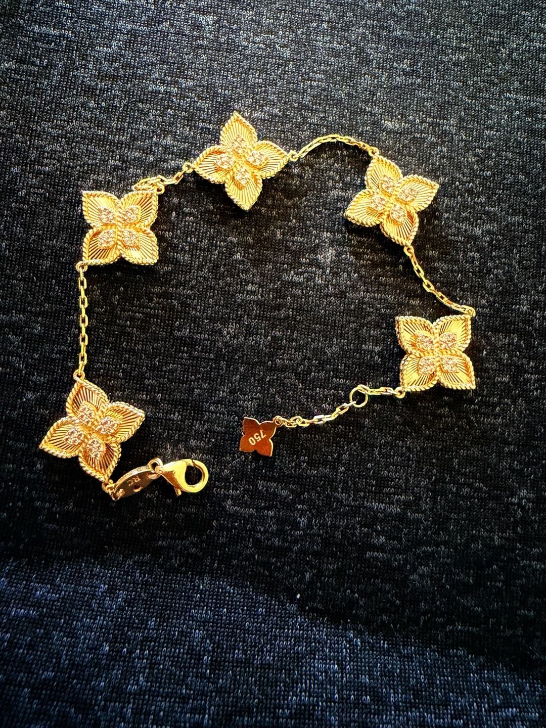 18kt Yellow Gold Bracelet Five Flower Motifs
Brand New
7