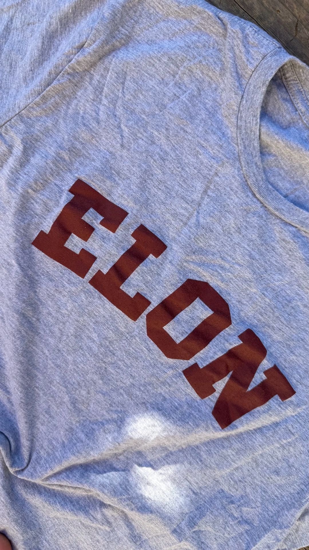 Gildan Softstyle Elon University Gray T-Shirt with Maroon Logo Size M 3