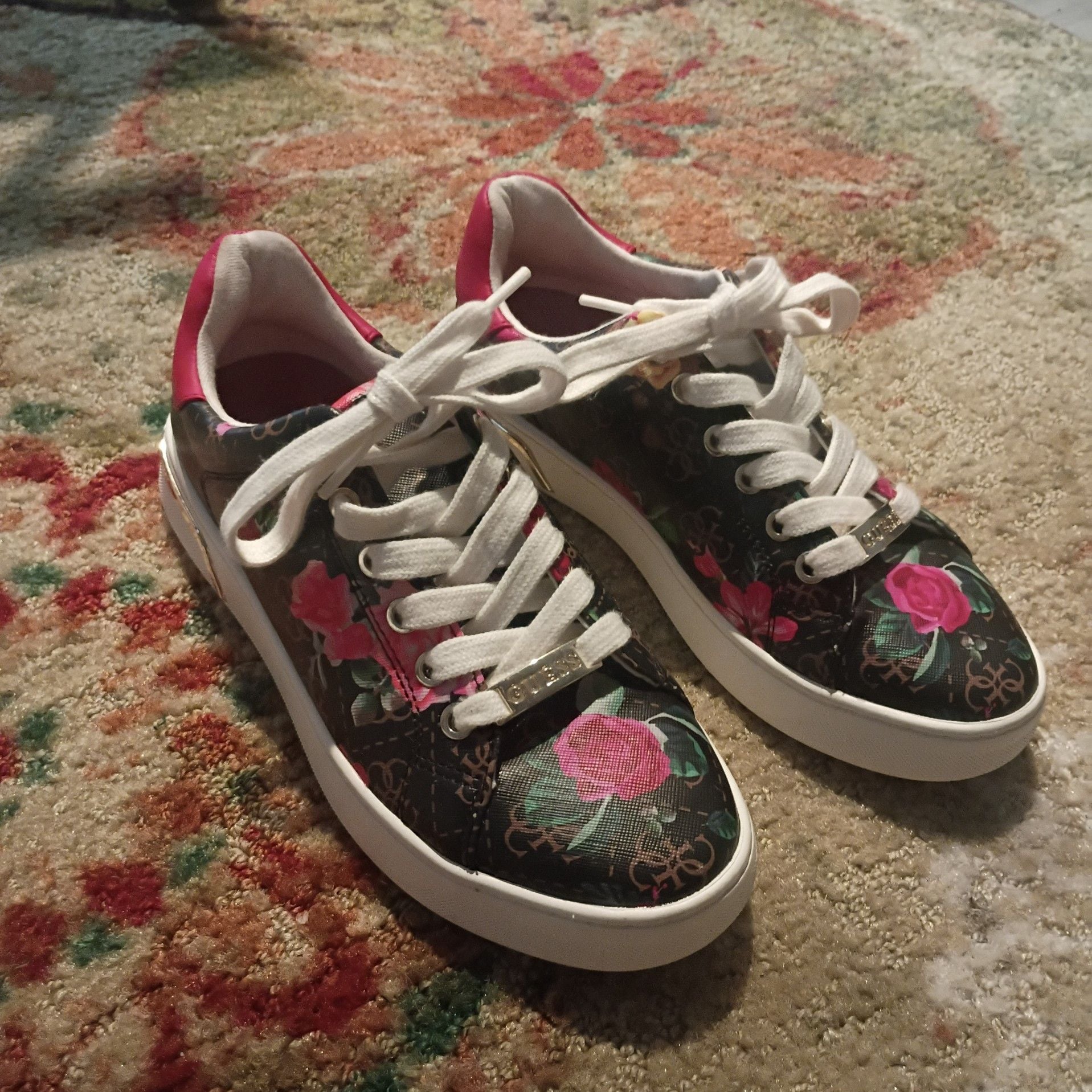 Guess Rollin2 Casual Sneakers with Black Logo and Floral Print 3