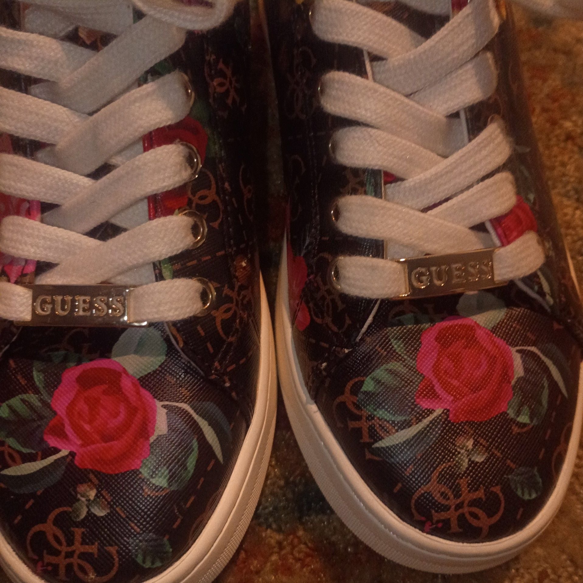 Guess Rollin2 Casual Sneakers with Black Logo and Floral Print 7
