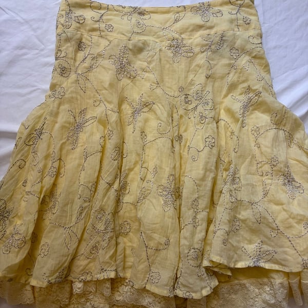 bebe Embroidered Floral Lace Trim Skirt Size XS Yellow