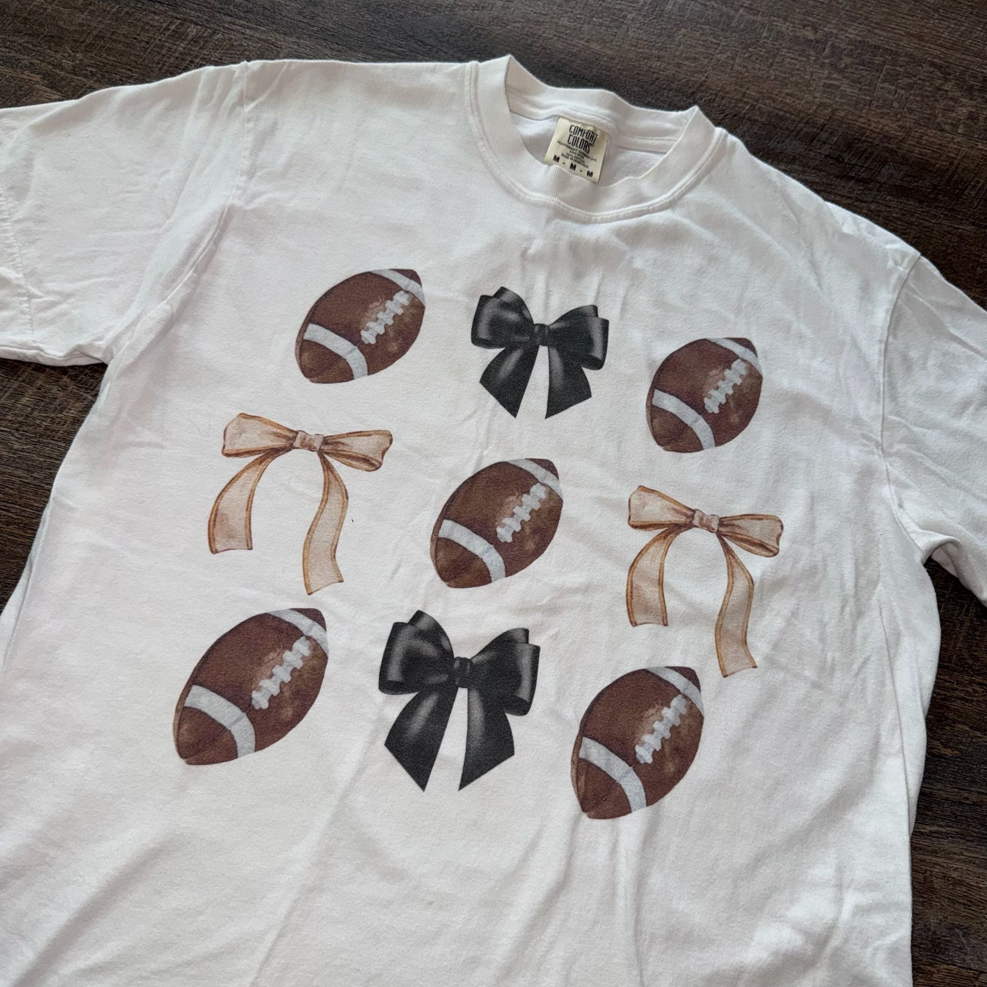 Comfort Colors Women’s Bows and Football Short Sleeve Relaxed Fit T-Shirt Medium 3