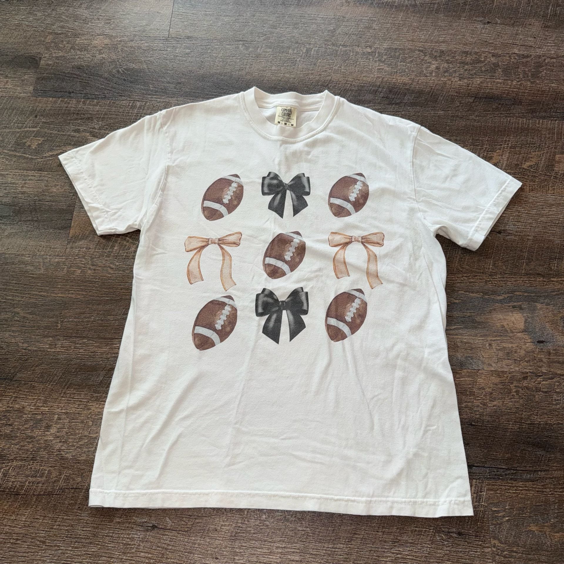 Comfort Colors Women’s Bows and Football Short Sleeve Relaxed Fit T-Shirt Medium 5
