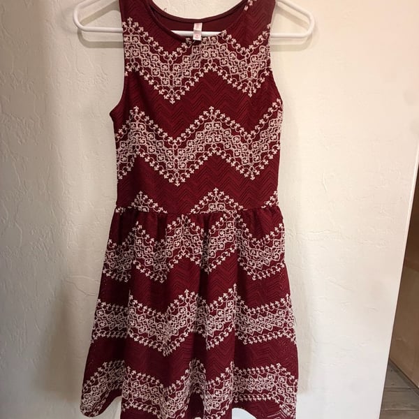 Xhilaration Dress Size S Burgundy White Chevron Sleeveless Cutout Back
