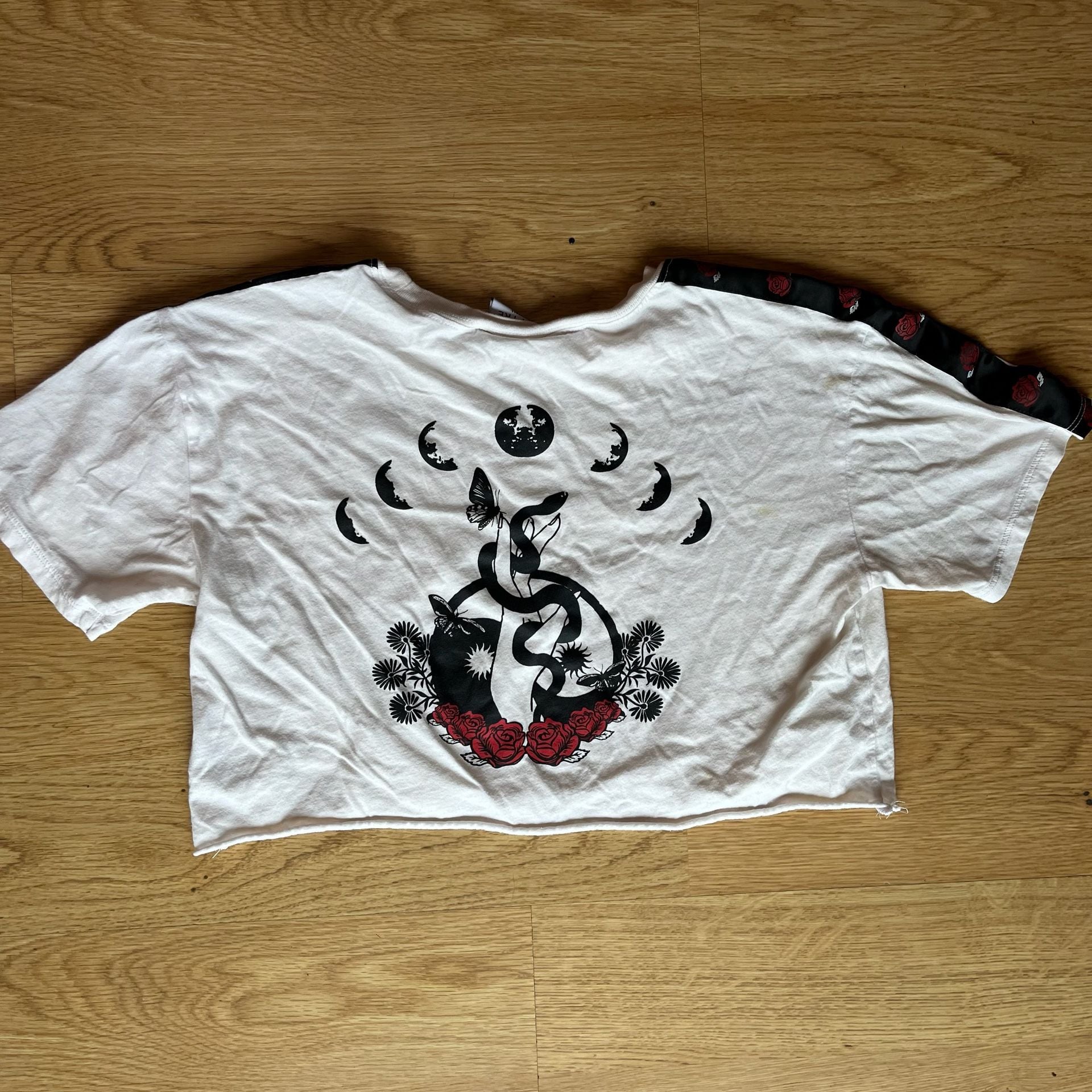 Empyre T-Shirt Size X-Small White Crop Top Roses Snake 7