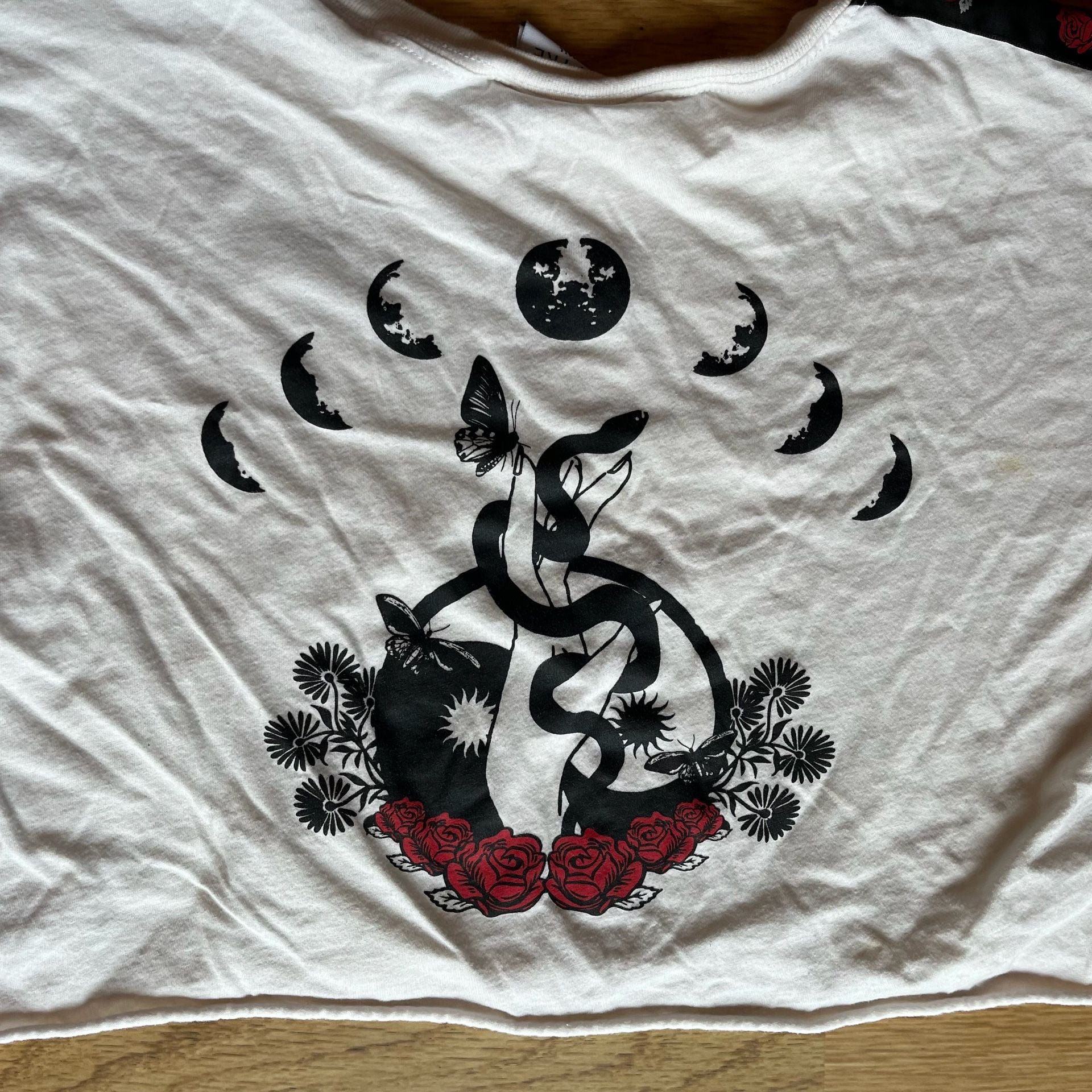 Empyre T-Shirt Size X-Small White Crop Top Roses Snake 9