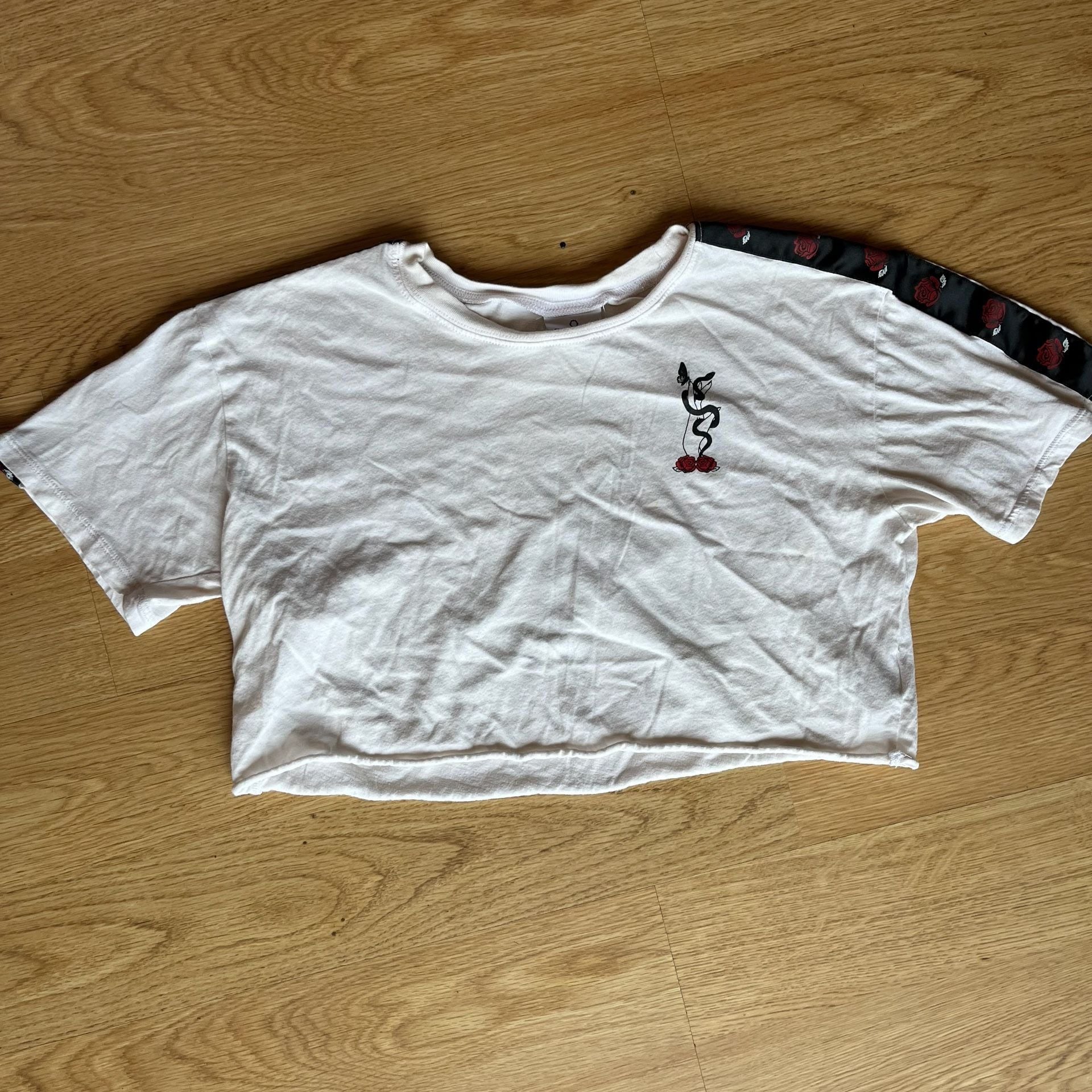 Empyre T-Shirt Size X-Small White Crop Top Roses Snake 2