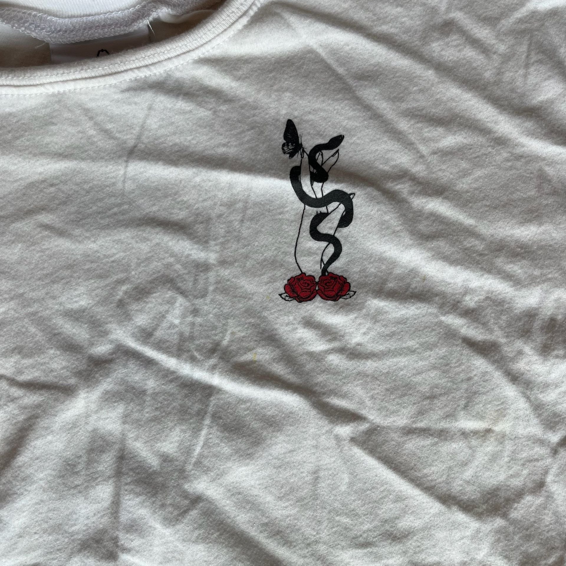 Empyre T-Shirt Size X-Small White Crop Top Roses Snake 3