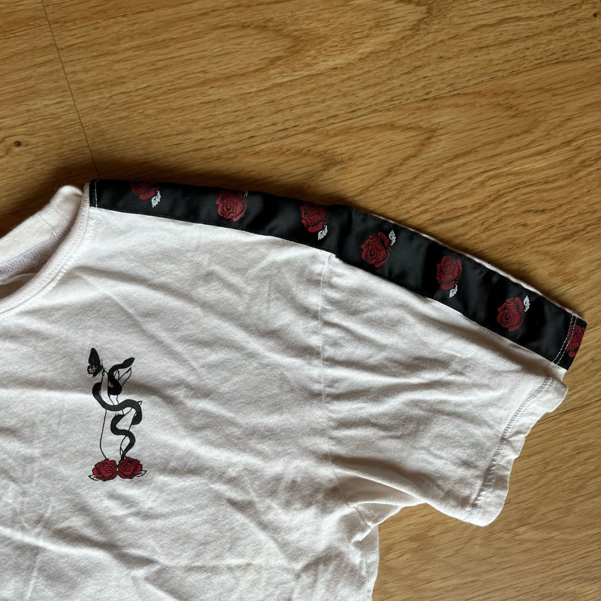 Empyre T-Shirt Size X-Small White Crop Top Roses Snake 4