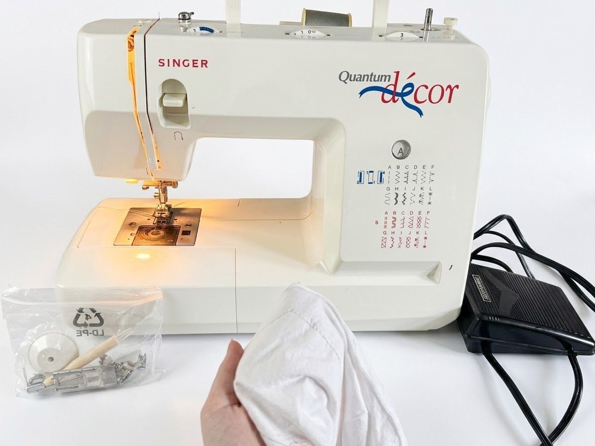 Singer Quantum Decor 7322 Sewing Machine Heavy Duty Mechanical TESTED W/ Pedal 2