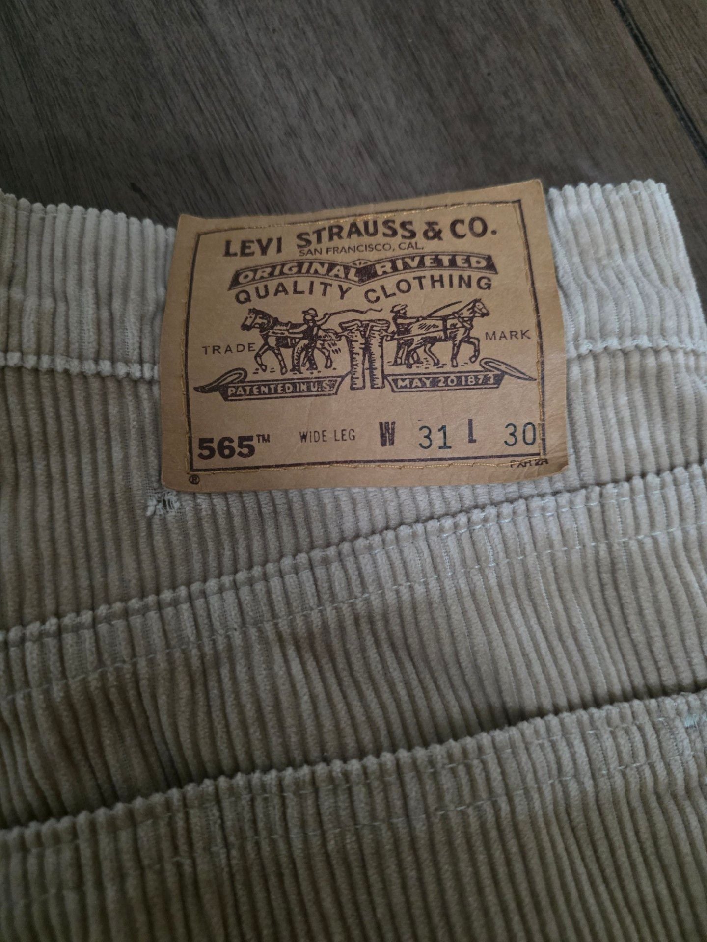 Levi's 565 Loose Fit Corduroy Pants Size 31x30 Beige Wide Leg 4