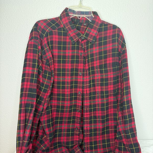 Uniqlo Flannel Plaid Button Down Shirt Size M Red Black Long Sleeve