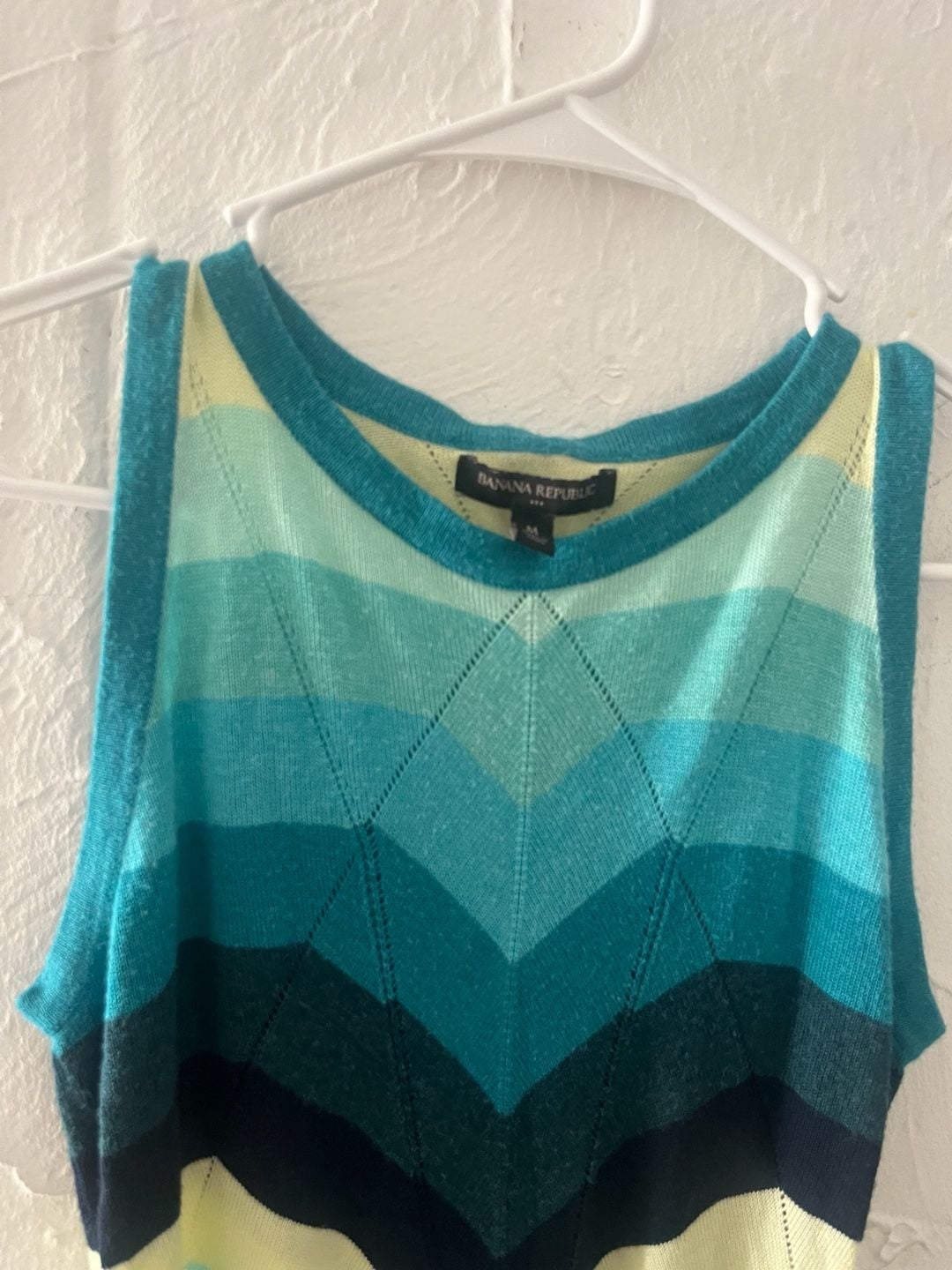 Banana Republic Knit Tank Top Size M Blue Green Chevron Stripe Sleeveless 4