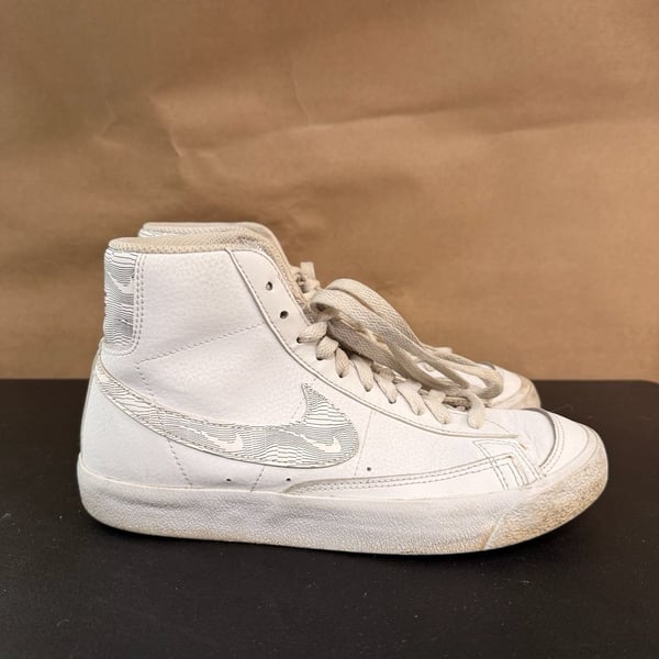 Nike Blazer Mid '77 GS Size 6Y White Logo Print