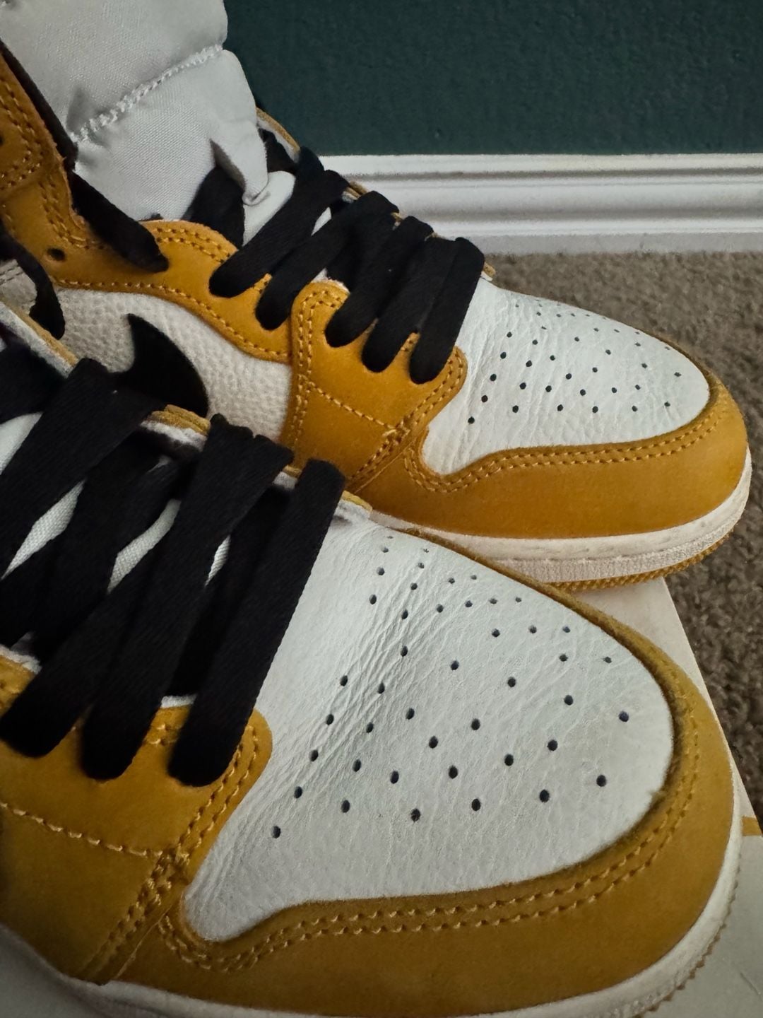 Nike Air Jordan 1 Retro High OG GS Size 7Y Yellow Ochre 4