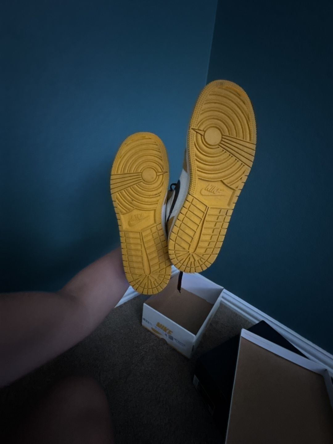 Nike Air Jordan 1 Retro High OG GS Size 7Y Yellow Ochre 10