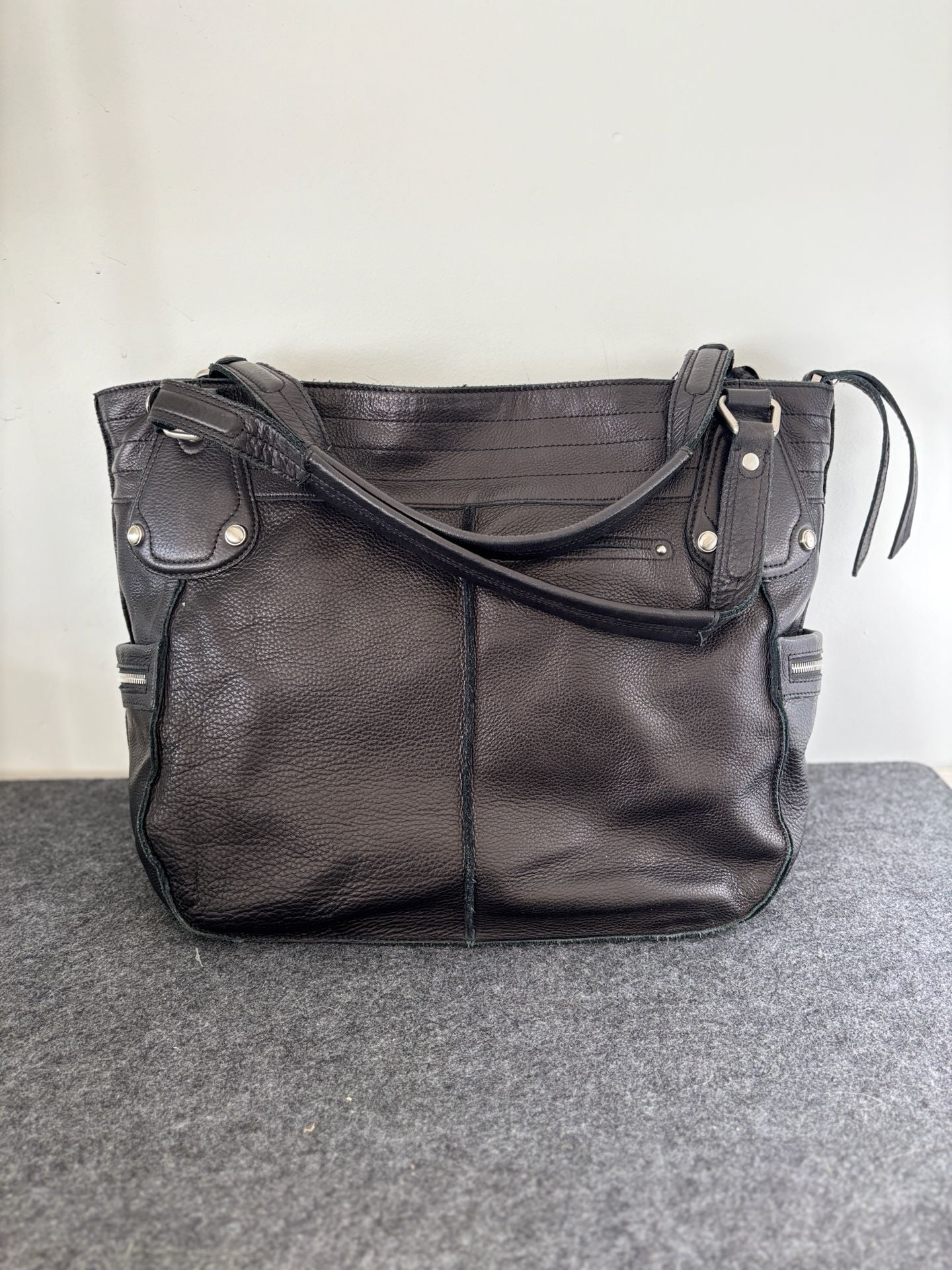 B. Makowski Black Leather Shoulder Bag Leopard Print Lining 2