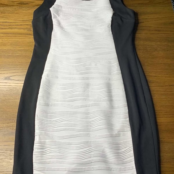 Calvin Klein Sheath Dress Size 8 Black White Sleeveless Textured