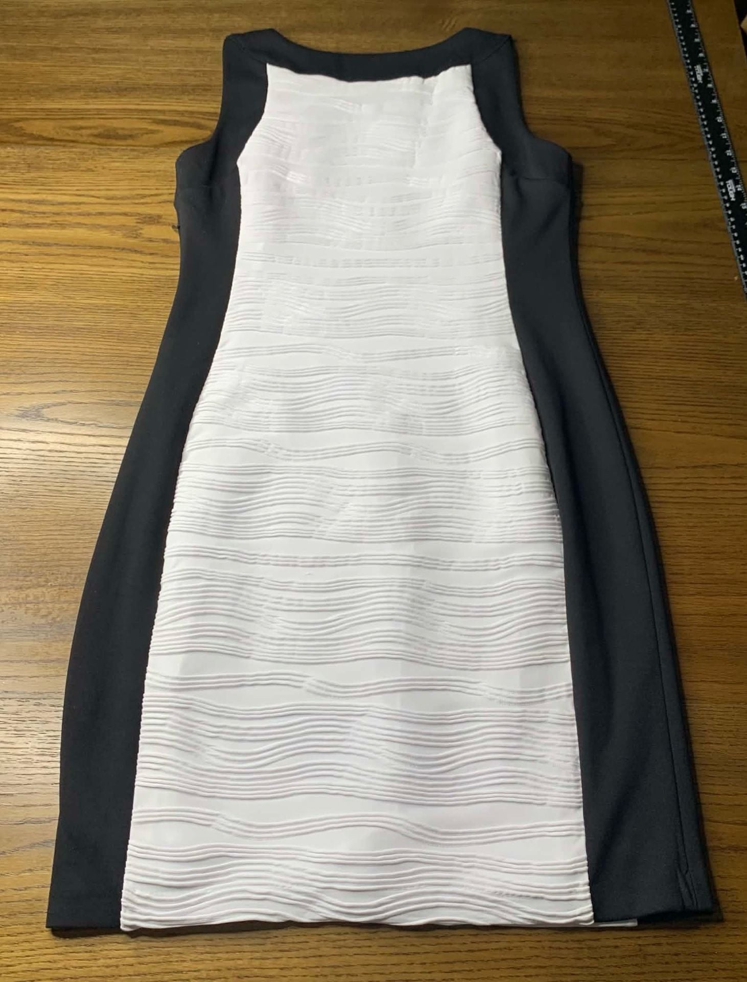 Calvin Klein Sheath Dress Size 8 Black White Sleeveless Textured 9