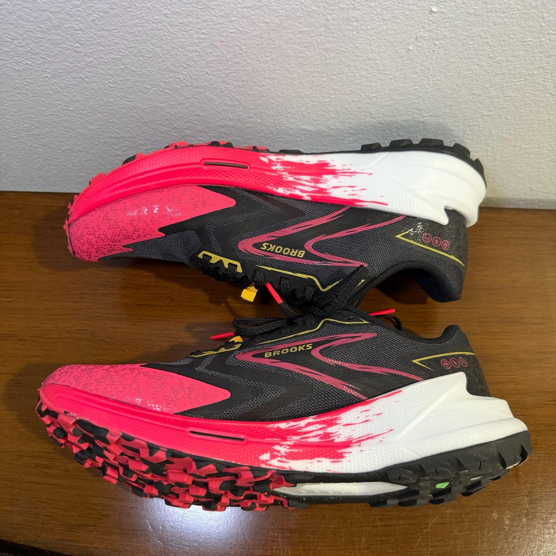Brooks Catamount 3 Size 8.5 Black Diva Pink Lemon Chrome Trail Shoes 10