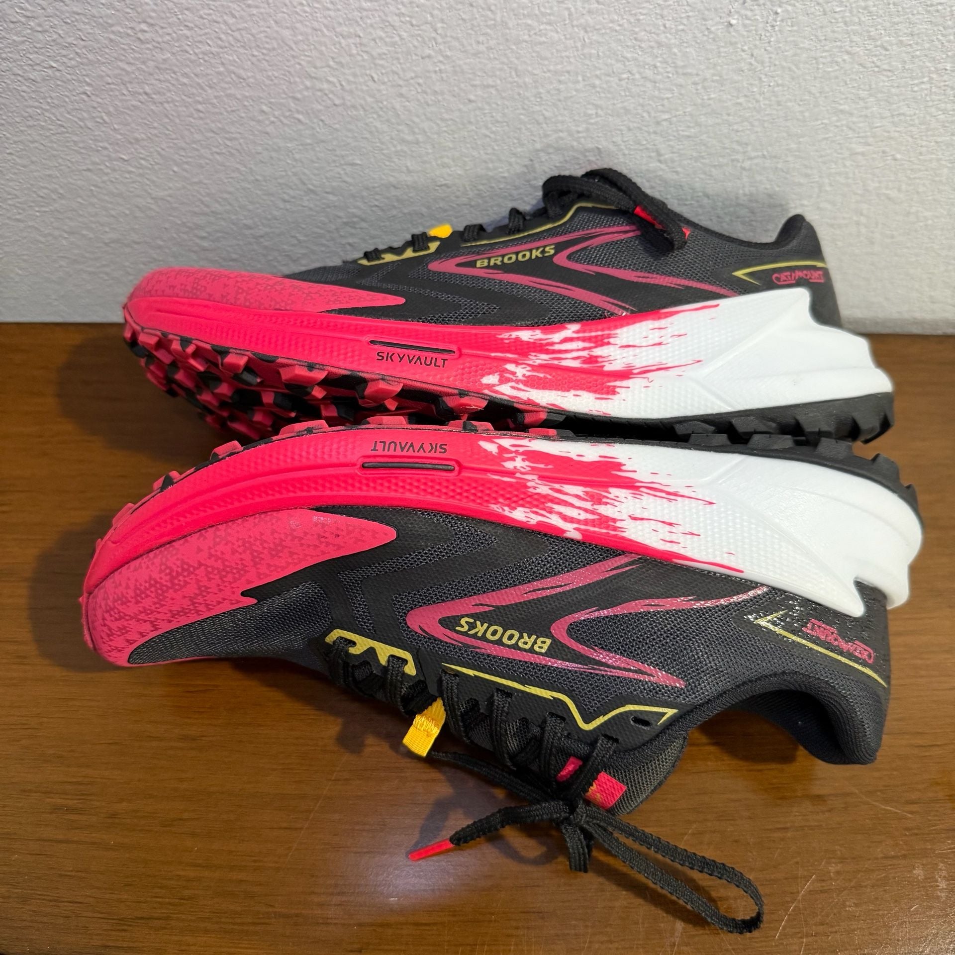 Brooks Catamount 3 Size 8.5 Black Diva Pink Lemon Chrome Trail Shoes 11