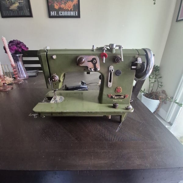 Functioning Vigorelli ZZ/A Robot Vintage Sewing Machine Green Made in Italy