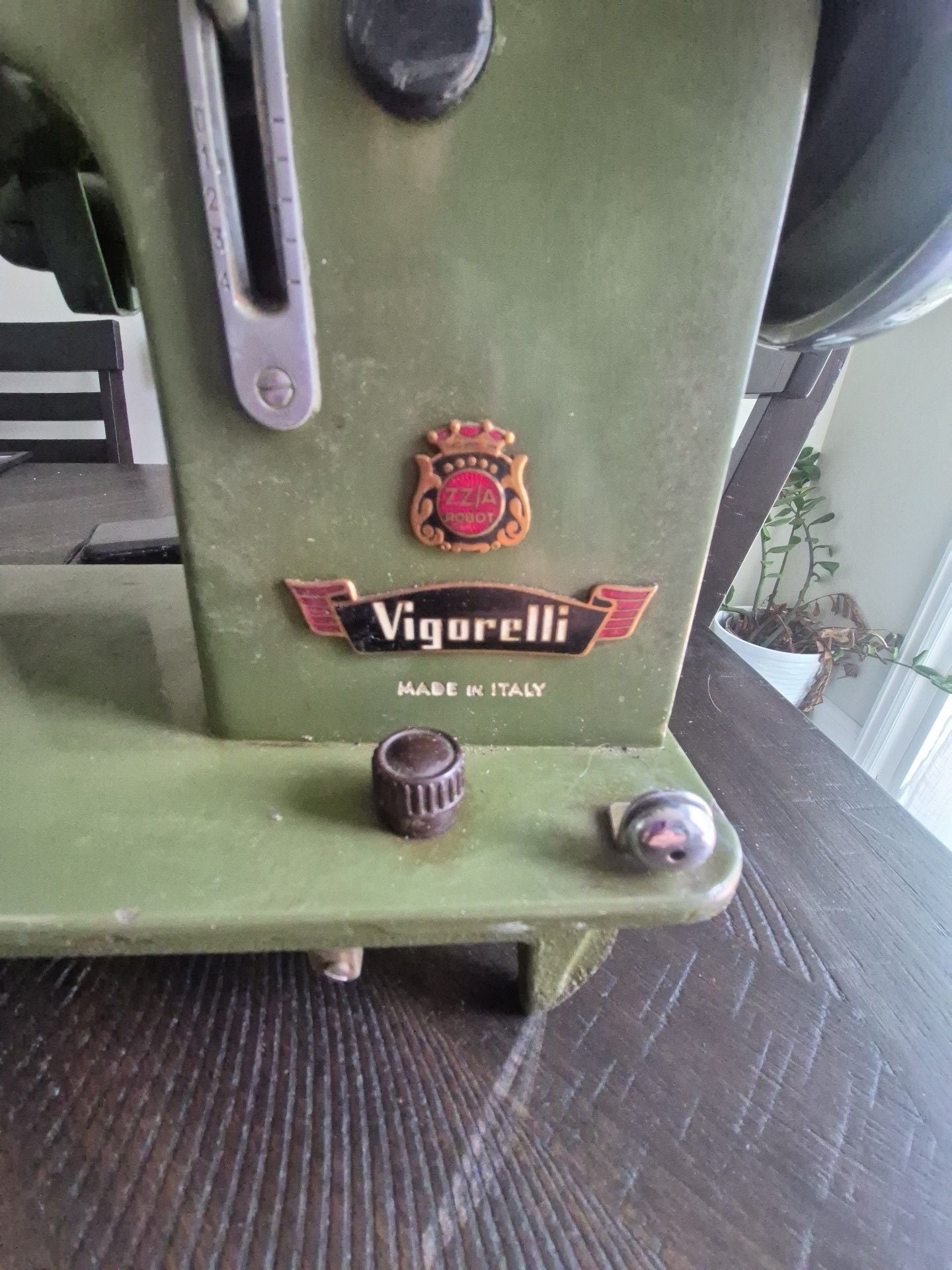 Functioning Vigorelli ZZ/A Robot Vintage Sewing Machine Green Made in Italy 2