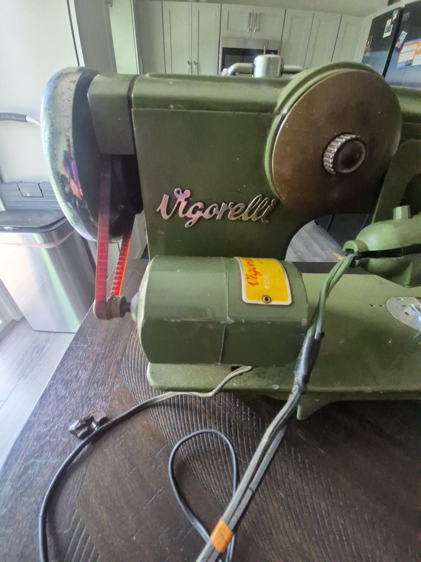 Functioning Vigorelli ZZ/A Robot Vintage Sewing Machine Green Made in Italy 3