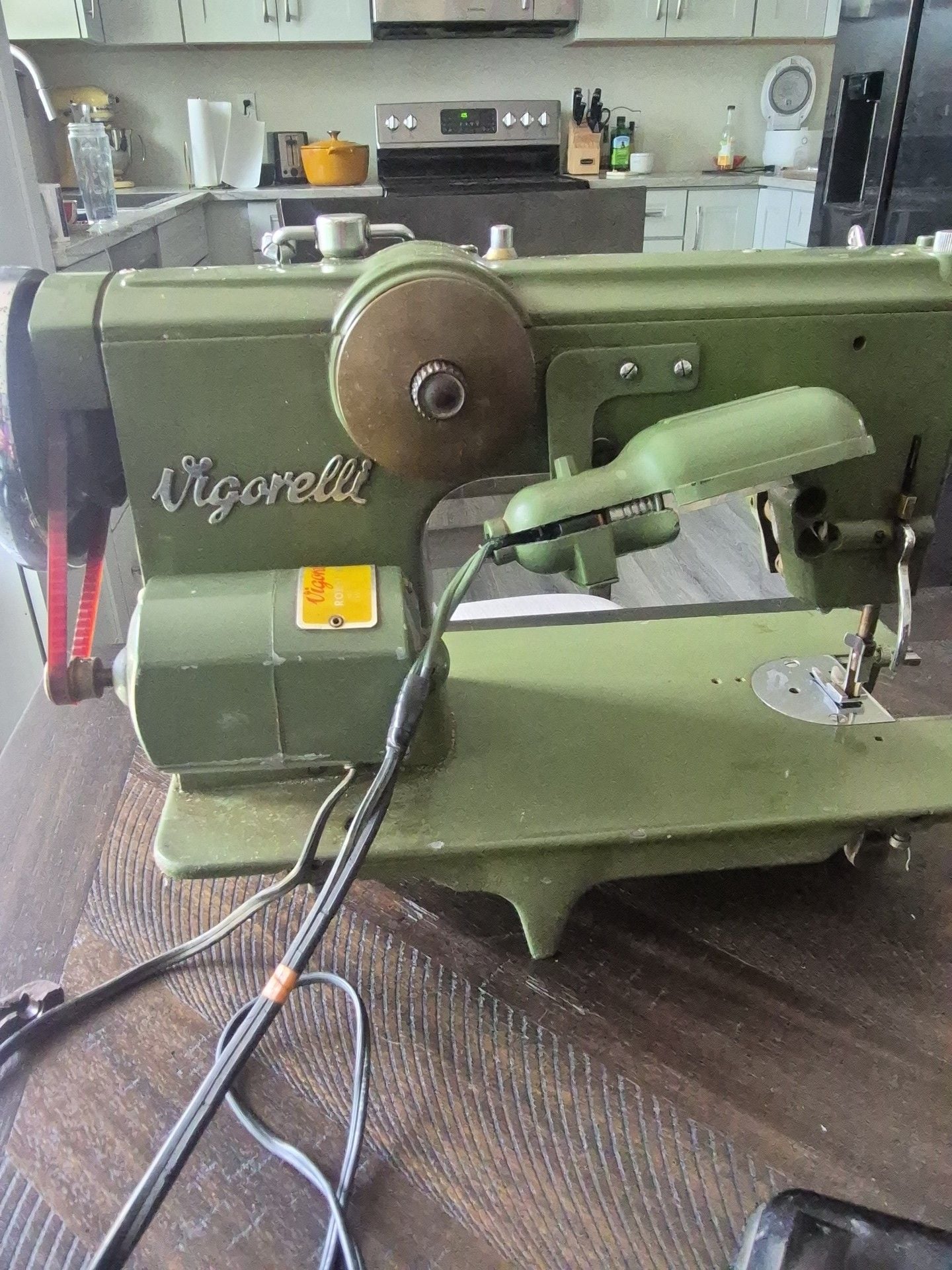 Functioning Vigorelli ZZ/A Robot Vintage Sewing Machine Green Made in Italy 4