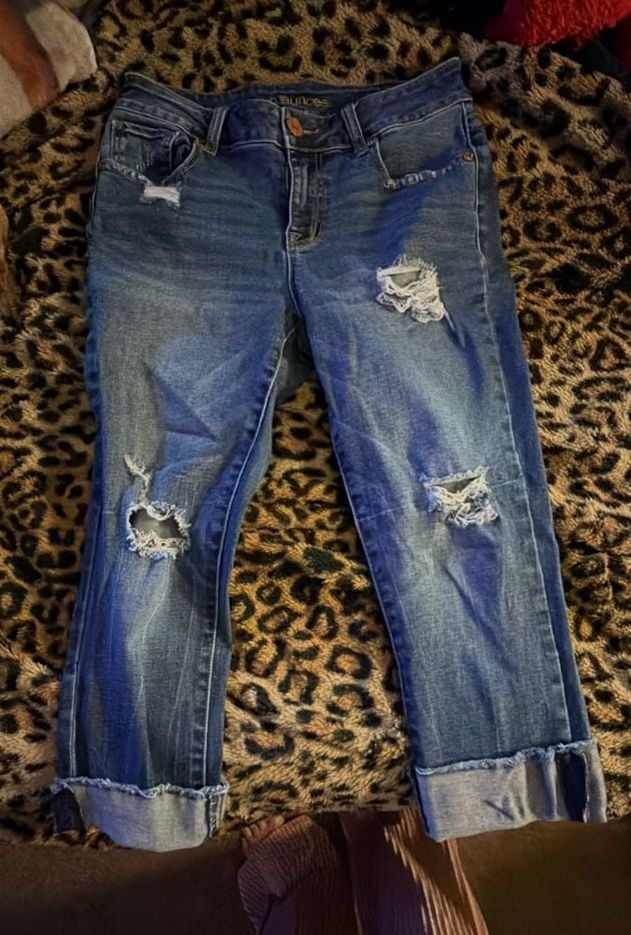 maurices Distressed Cuffed Jeans Size 6 Blue Denim Boyfriend Cropped 2