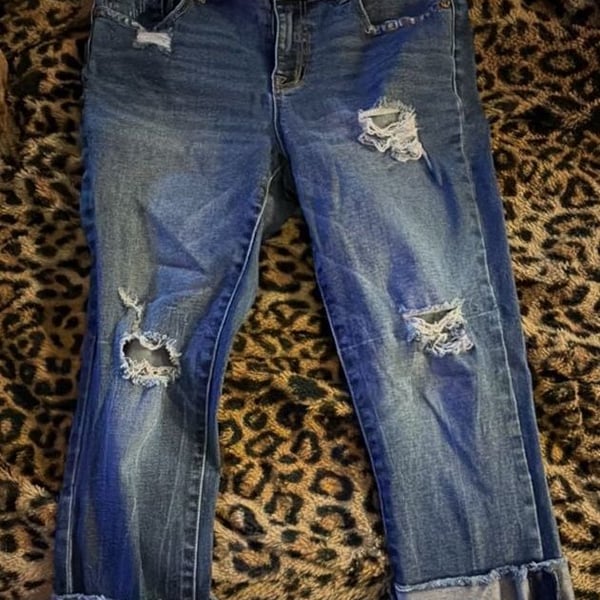 maurices Distressed Cuffed Jeans Size 6 Blue Denim Boyfriend Cropped