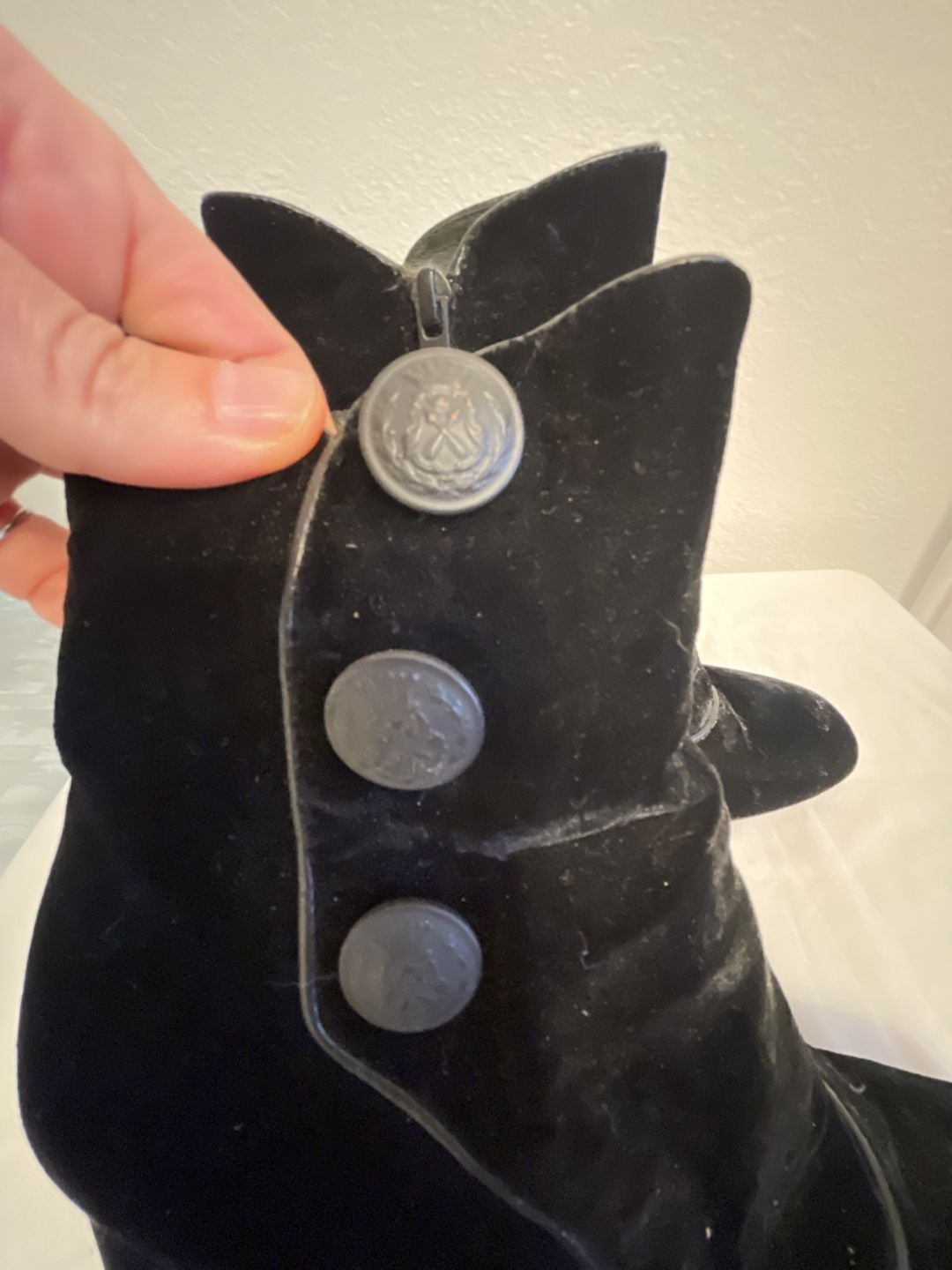 Velvet heel boots size 7.5
Halloween
Whimsigoth
Witch
Zip
Buttons
Victorian 4