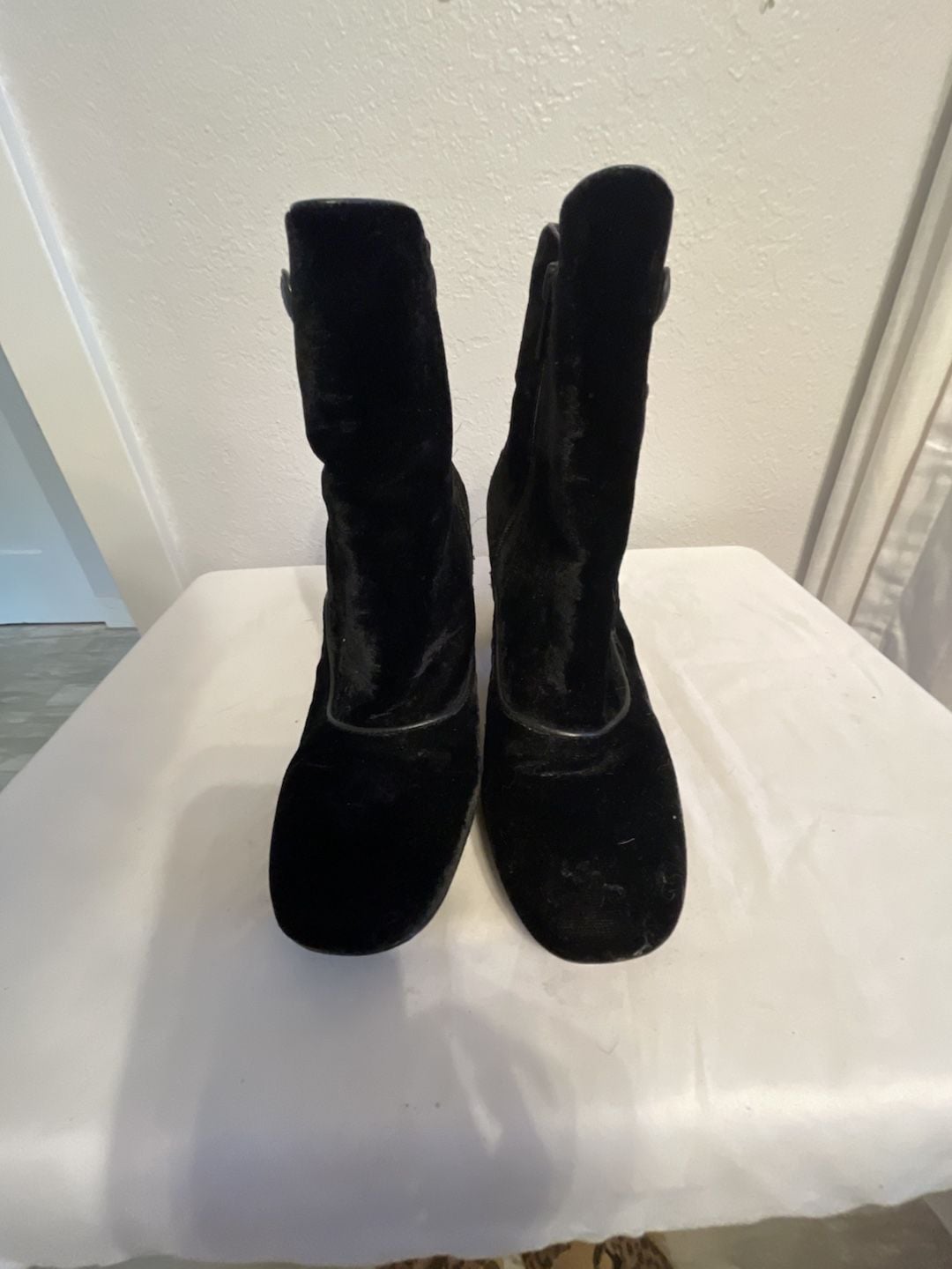 Velvet heel boots size 7.5
Halloween
Whimsigoth
Witch
Zip
Buttons
Victorian 5