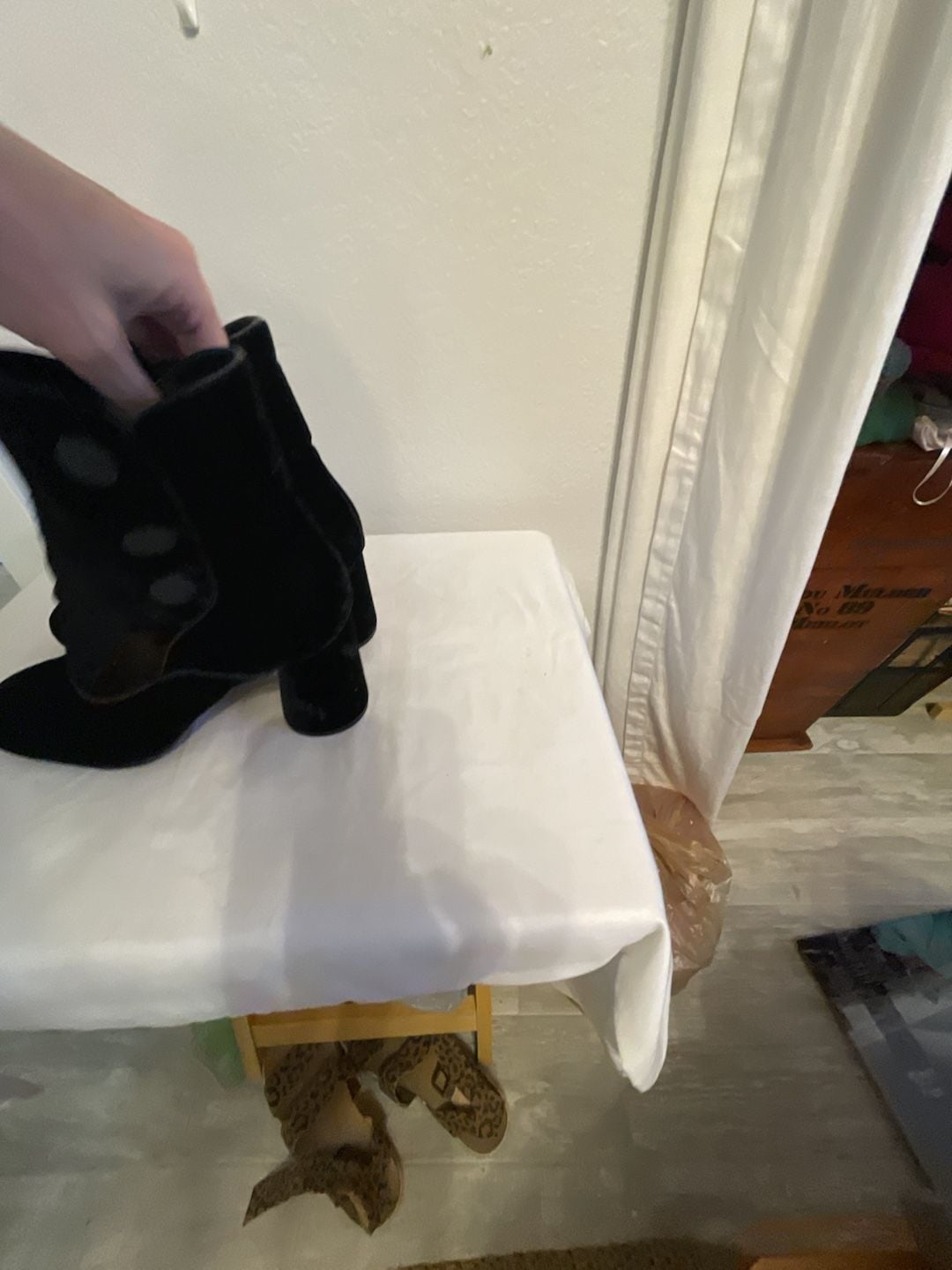 Velvet heel boots size 7.5
Halloween
Whimsigoth
Witch
Zip
Buttons
Victorian 6