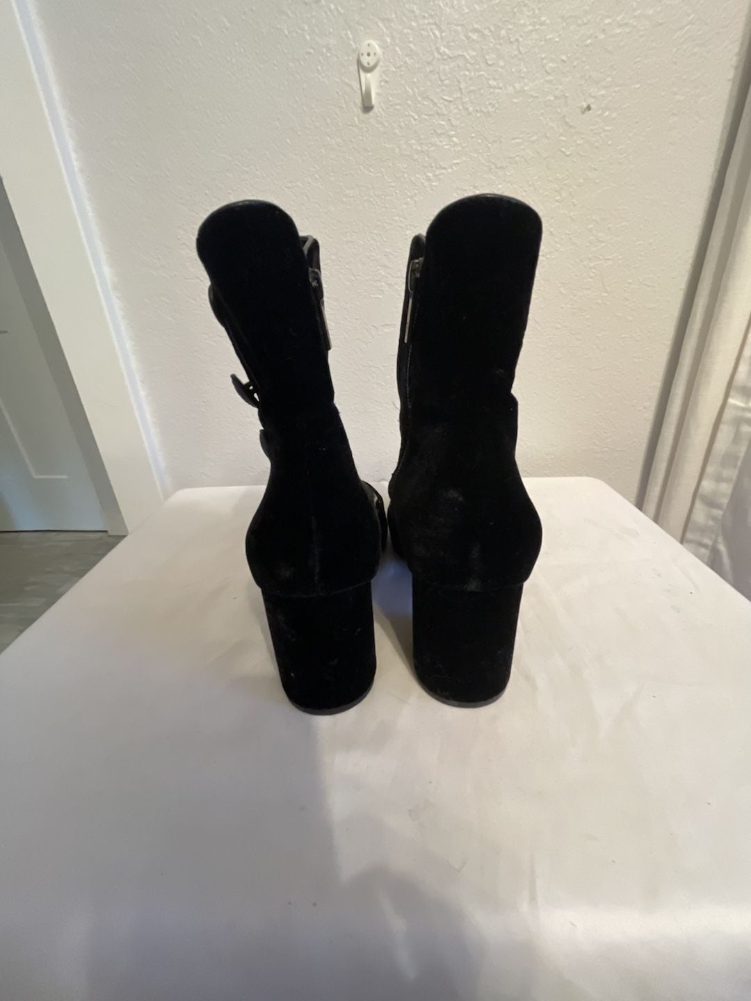 Velvet heel boots size 7.5
Halloween
Whimsigoth
Witch
Zip
Buttons
Victorian 7