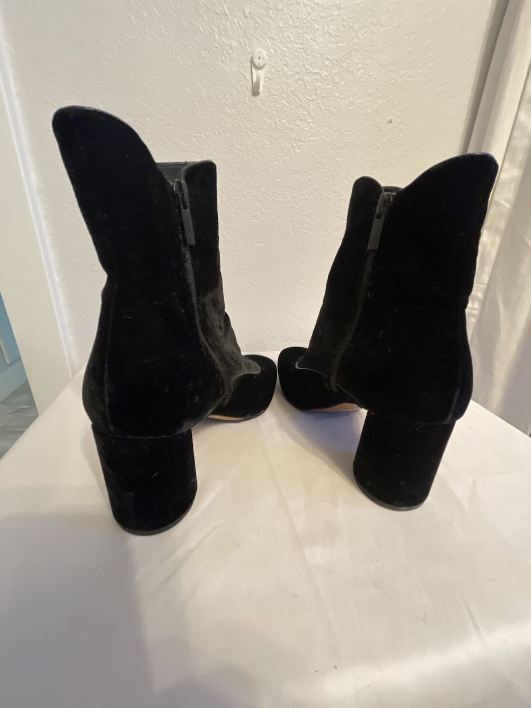 Velvet heel boots size 7.5
Halloween
Whimsigoth
Witch
Zip
Buttons
Victorian 8