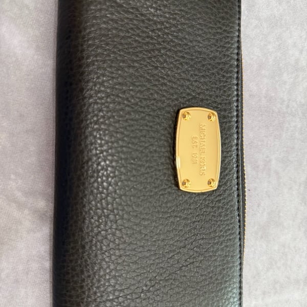 Michael Kors Jet Set Continental Wallet Black Pebbled Leather Gold Logo Zip