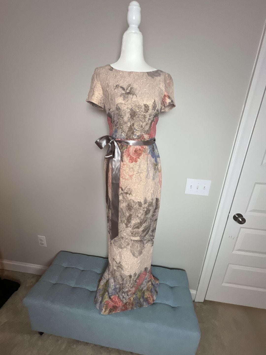Adrianna Papell Column Gown Size 2 Floral Matelasse 2
