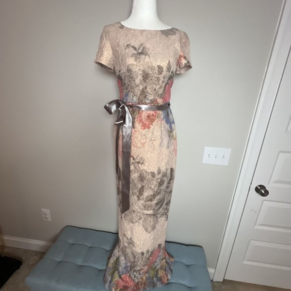 Adrianna Papell Column Gown Size 2 Floral Matelasse