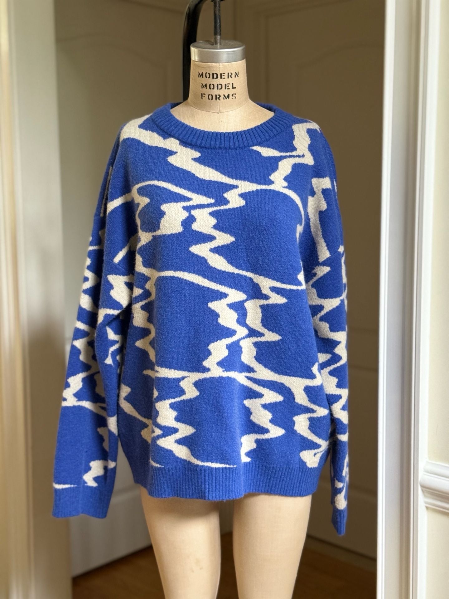 Le Lis Collection Abstract Jacquard Knit Statement Sweater Size L Blue White 2