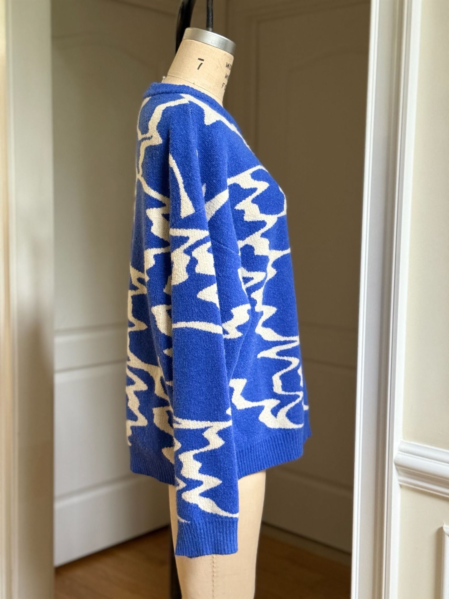 Le Lis Collection Abstract Jacquard Knit Statement Sweater Size L Blue White 3