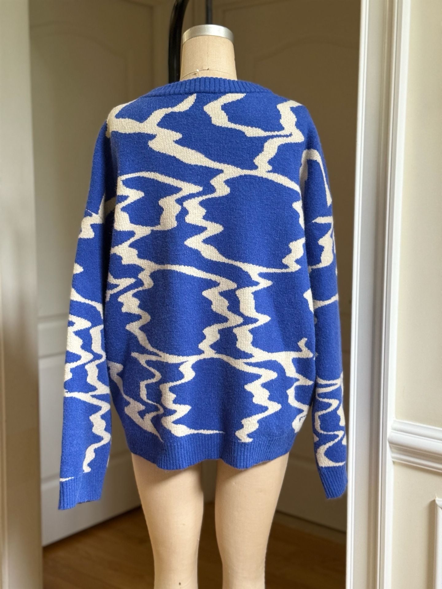 Le Lis Collection Abstract Jacquard Knit Statement Sweater Size L Blue White 4