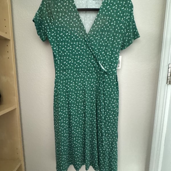 Amazon Essentials Wrap Dress Size XS Green Floral Short Sleeve V-Neck