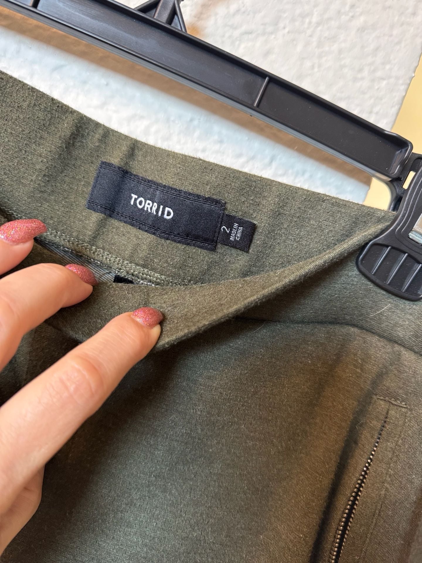 Torrid Jogger Pants Size 2 Olive Green Zipper Pockets Cuffed 4