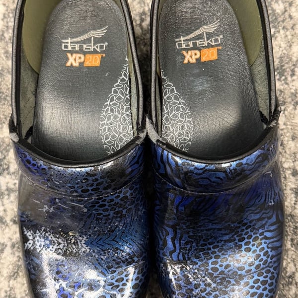 Dansko XP 2.0 Clogs Size 38 Blue Animal Patent Leather