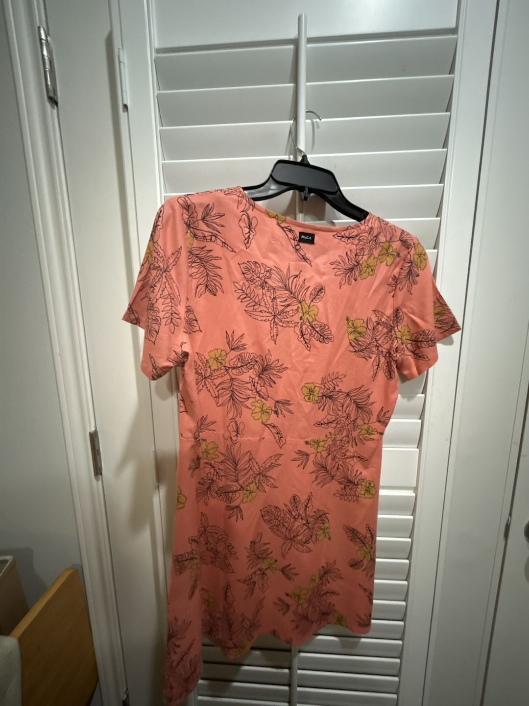 RVCA Floral Short Sleeve Dress Size XS Pink V-Neck Button Front 3