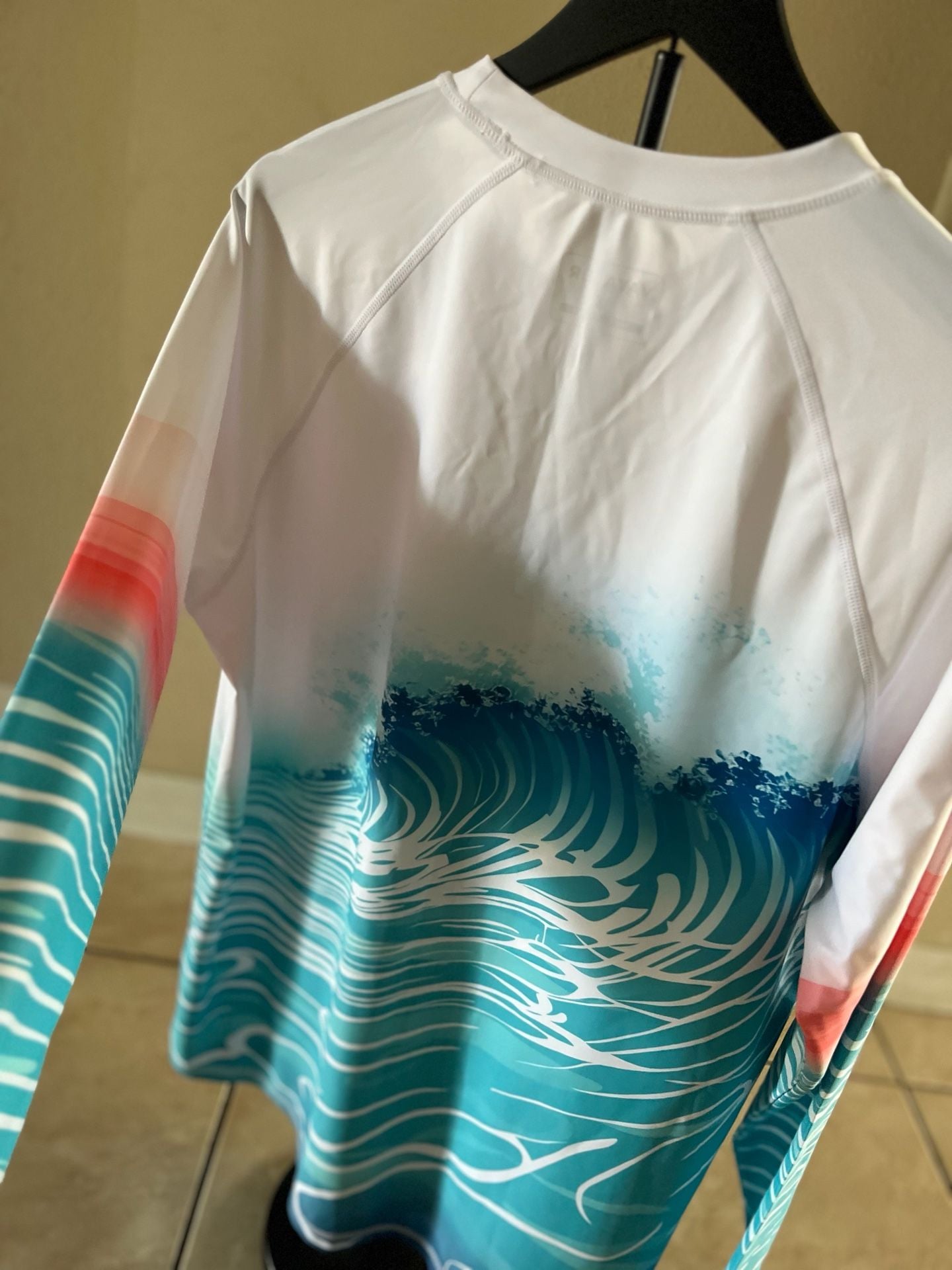 Vayager UPF 50+ Rash Guard Size L Wave Print Long Sleeve 8