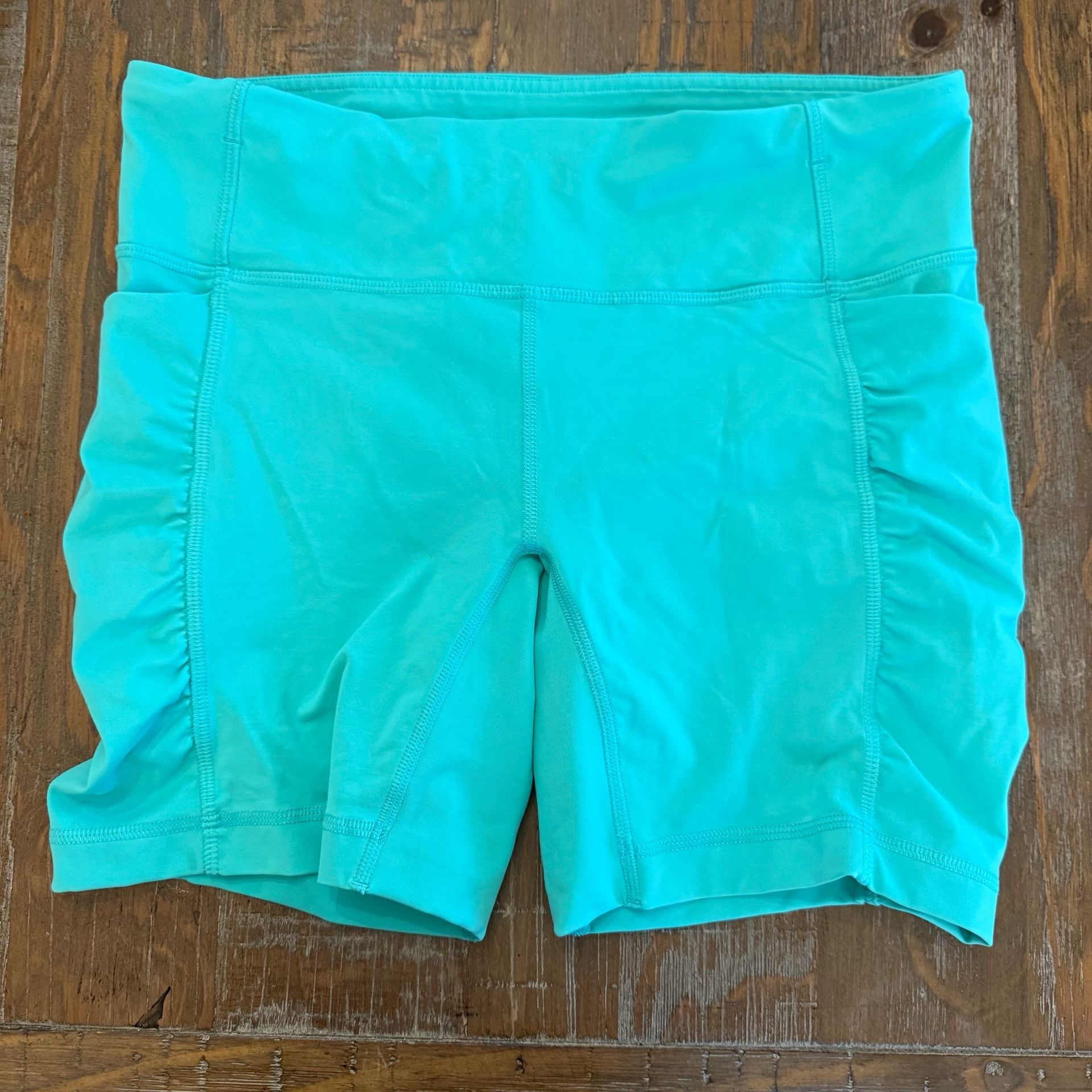 Lululemon Athletica Bike Shorts Size 8 Turquoise Ruched Pockets 2