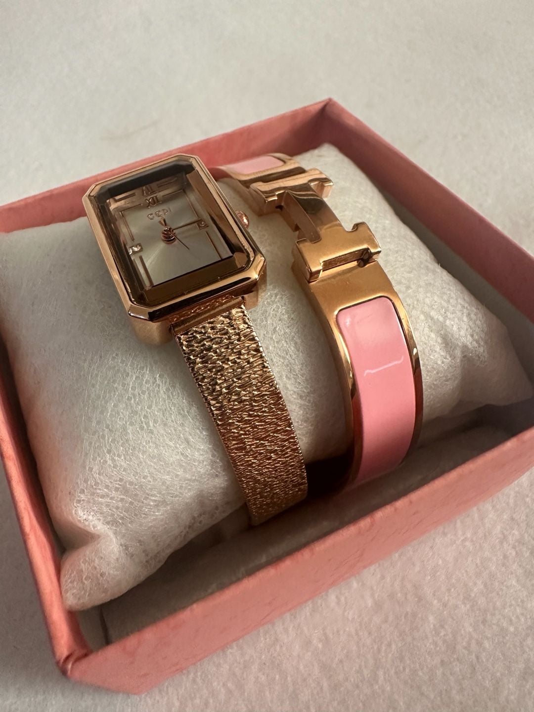 Elegant Gold-Tone Watch & Bracelet Set 3