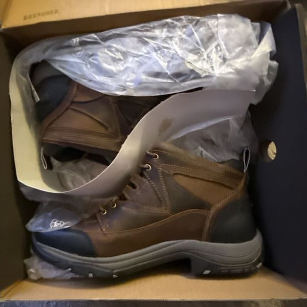Men’s Ariat Terrain Size 10.5 Distressed Brown Hiking Boots NWT in box